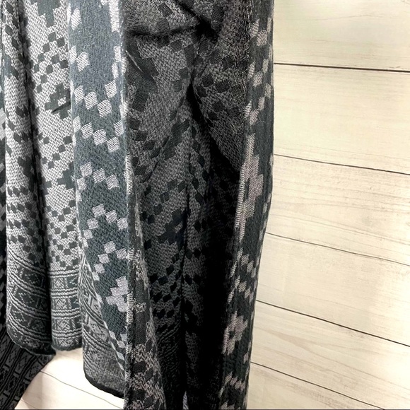 Gap Geo Print Shrug/Wrap OS - Picture 4 of 7